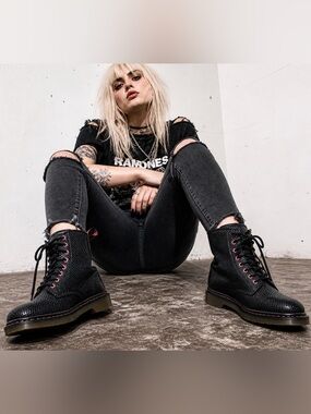 RARE Dr. Martens Black Textured Leather 8 Eye Boots Pink Lace Women’s 6 EU 37